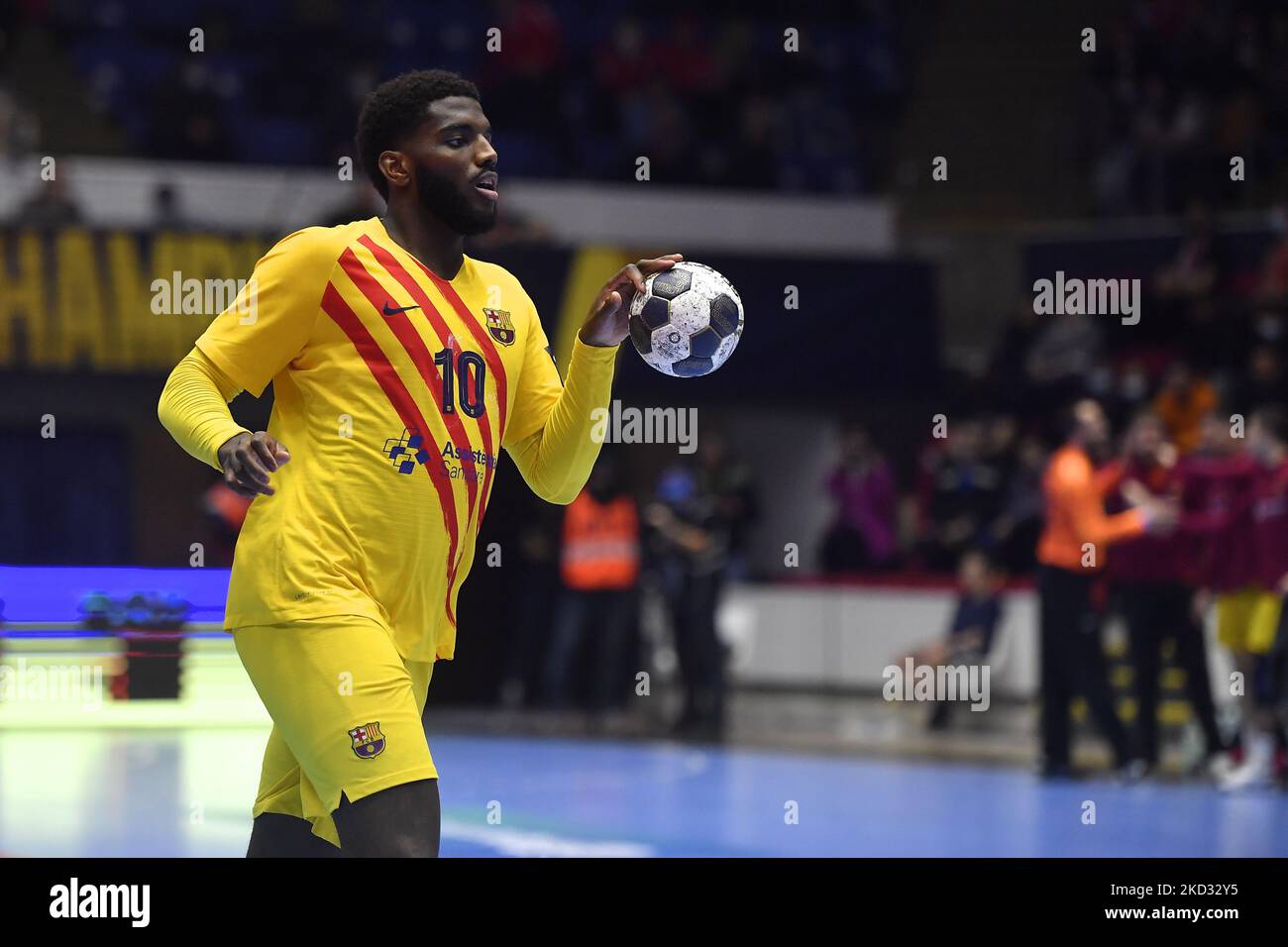 Dika Mem in Aktion beim EHF Champions League Men-Spiel zwischen Dinamo Bukarest und Barca am Donnerstag, den 17. februar 2022, in Bukarest, Rumänien. (Foto von Alex Nicodim/NurPhoto) Stockfoto