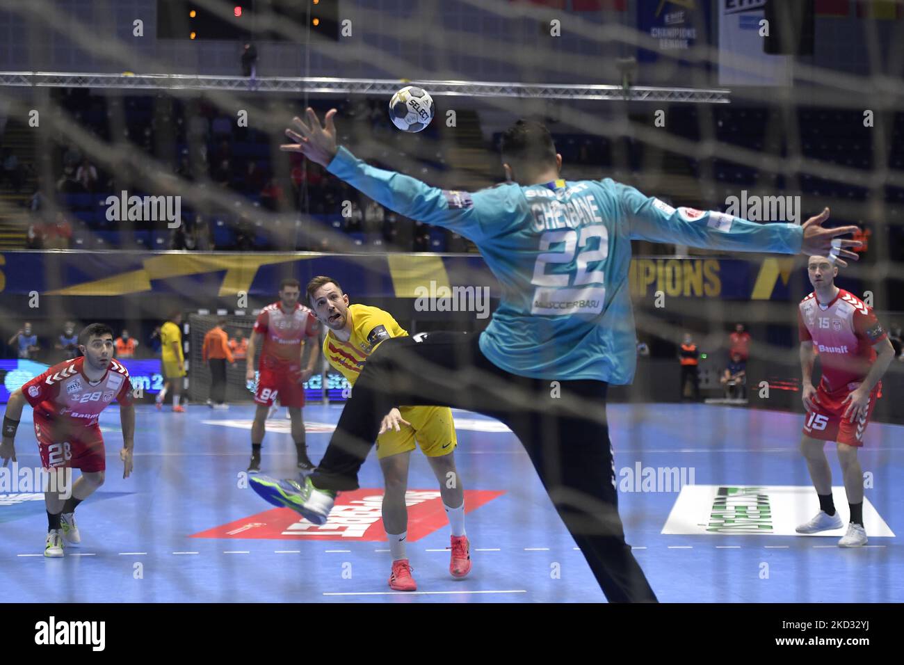 Luka Cundric in Aktion beim EHF Champions League Men-Spiel zwischen Dinamo Bukarest und Barca am Donnerstag, 17. februar 2022, in Bukarest, Rumänien. (Foto von Alex Nicodim/NurPhoto) Stockfoto