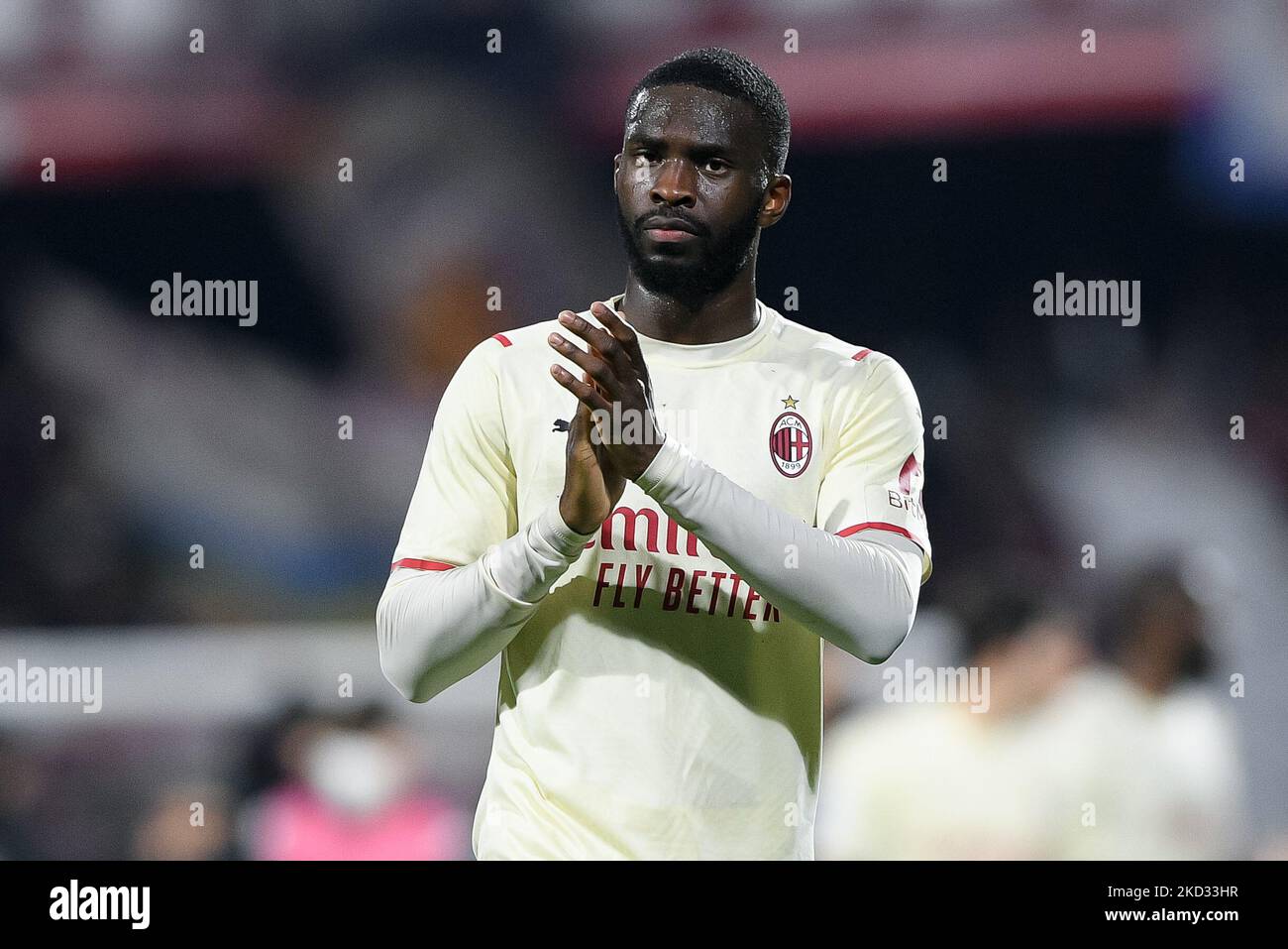 Fikayo Tomori vom AC Mailand begrüßt seine Anhänger während des Serie-A-Spiels zwischen US Salernitana 1919 und AC Mailand am 19. Februar 2022 im Stadio Arechi, Salerno, Italien. (Foto von Giuseppe Maffia/NurPhoto) Stockfoto