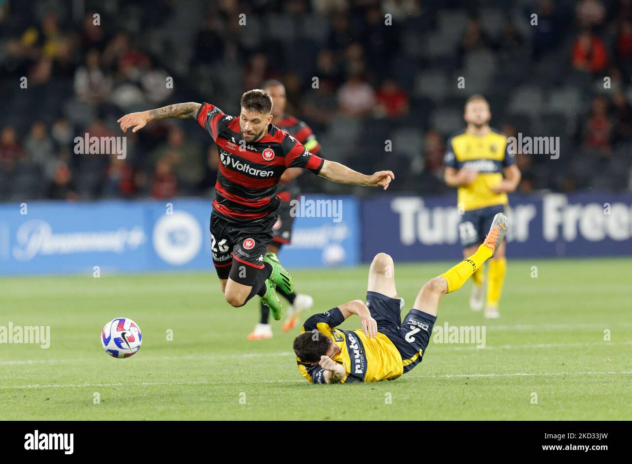 SYDNEY, AUSTRALIEN - 5. NOVEMBER: Brandon Borrello vom The Wanderers FC geht über Thomas Aquilina von den Mariners während des Spiels zwischen den Wanderern und den Mariners im CommBank Stadium am 5. November 2022 in Sydney, Australien Credit: IOIO IMAGES/Alamy Live News Stockfoto