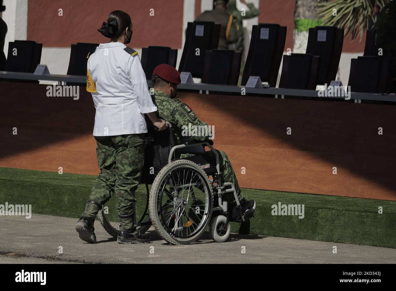 Ein Mitglied der Armee unterstützt seinen Gefährten im Rollstuhl anlässlich des 109.. Jahrestages der mexikanischen Armee in Ramos Arizpe, Coahuila. Die Vergangenheit, die diese bewaffnete Kraft geformt und die Grundlagen für das gelegt hat, was sie heute ist, geht auf die mexikanische Revolution zurück, mit der Verabschiedung des Dekretes 1421 vom 19. Februar 1913, das vom XXII. Kongress des Staates Coahuila erlassen wurde, Durch die die Regierung von Victoriano Huerta enteignet wurde, ermächtigt Gouverneur Venustiano Carranza, Streitkräfte zu bewaffnen und die verfassungsmäßige Ordnung wiederherzustellen. (Foto von Gerardo Vieyra/NurPhoto) Stockfoto