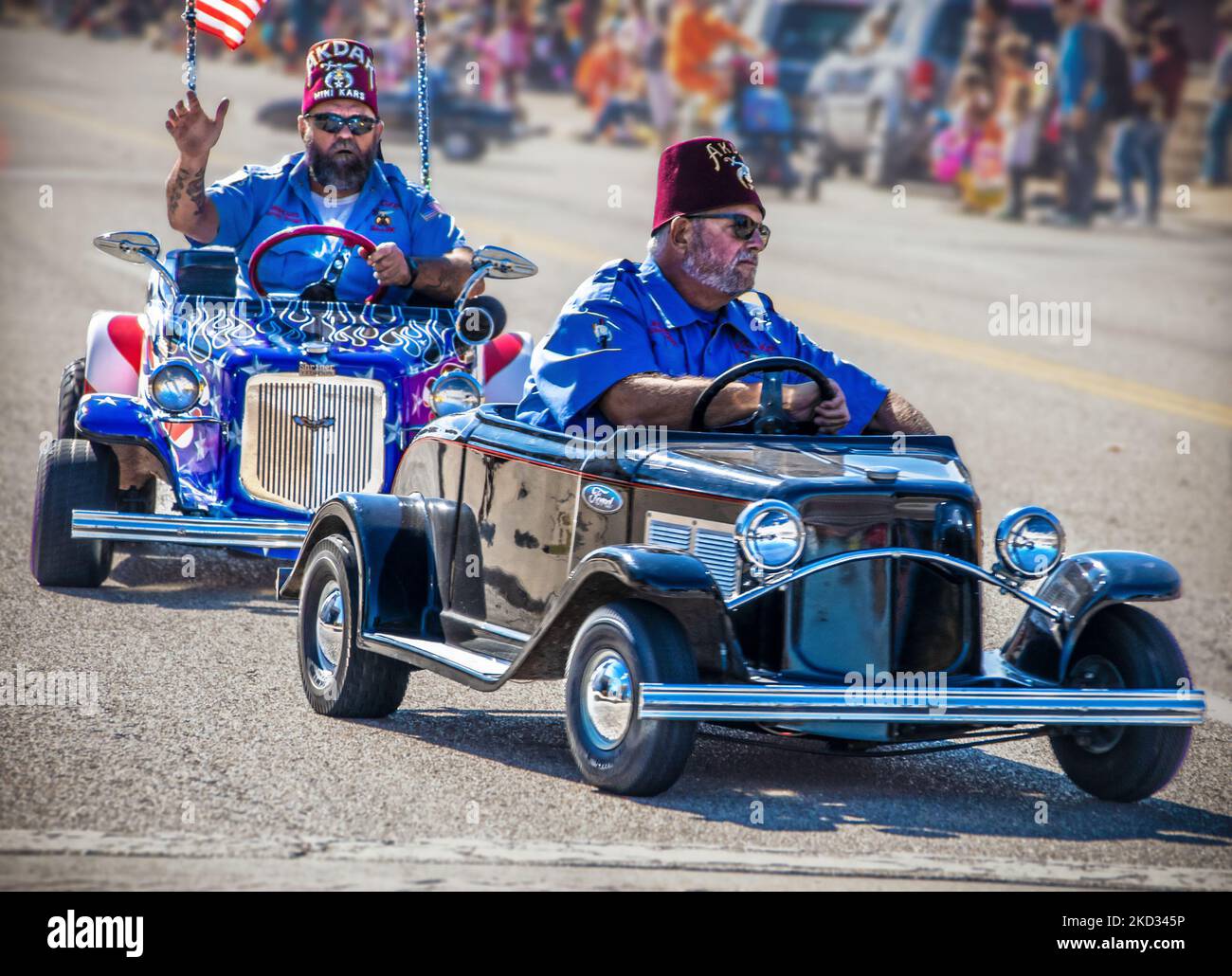 10-22-2022 Tulsa USA - Männer in Feen haben Spaß beim Fahren und Stunts in kleinen Clownautos, um das Akdar Shrinners Childrens Hospital in Hal zu publik zu machen Stockfoto