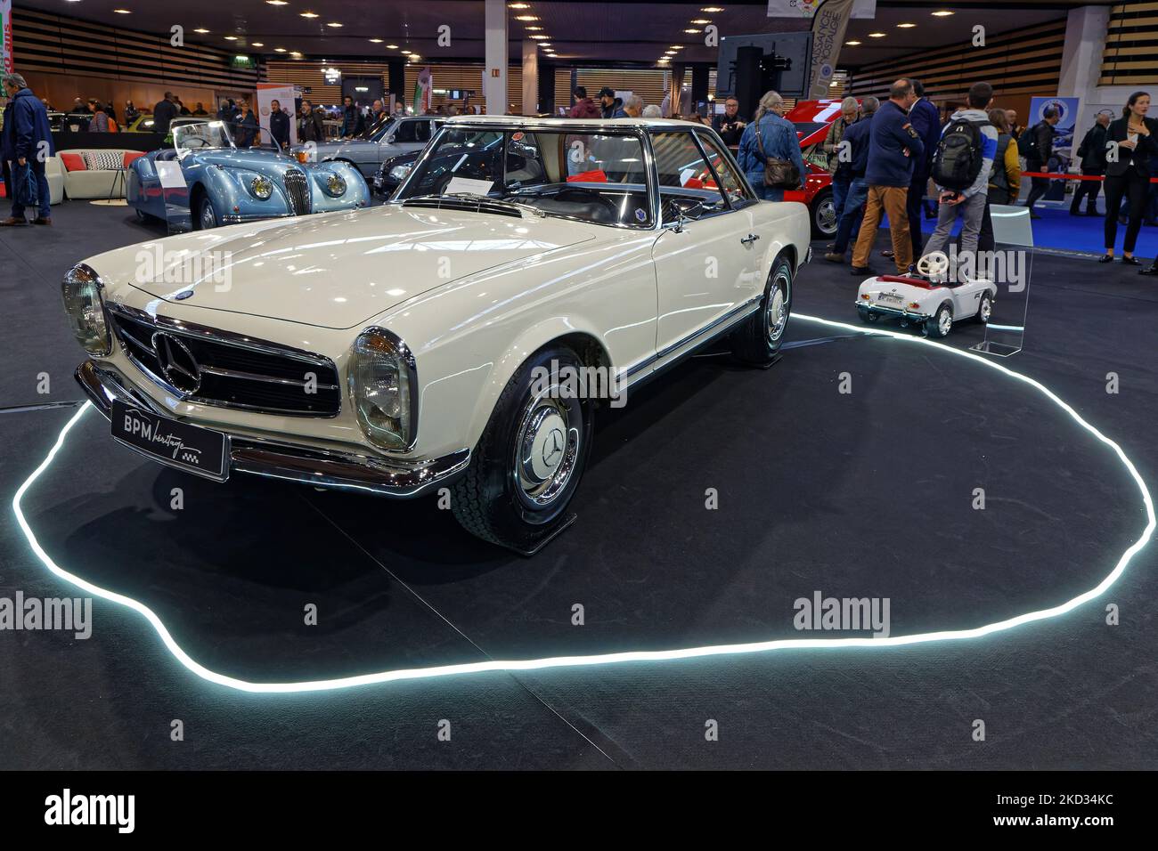 LYON, FRANKREICH, 4. November 2022 : Alter Mercedes 280SL auf dem jährlichen Automobilsalon Epoq'Auto, der an der Eurexpo mit mehr als 70000 Besuchern stattfindet. Stockfoto