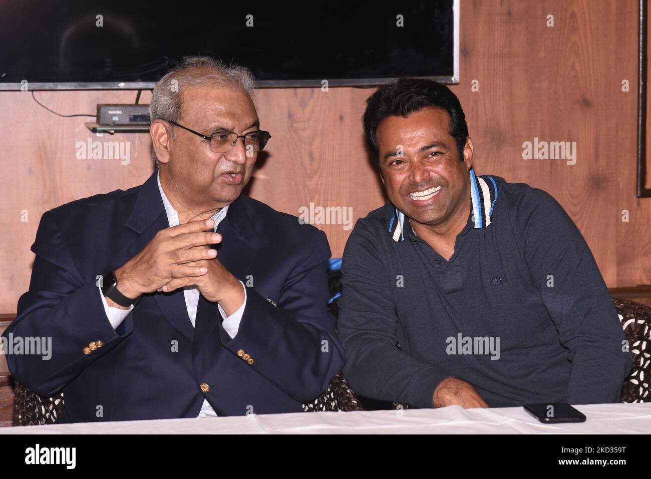 Vece Paes , ehemaliger indischer Eishockey-Mittelfeldspieler, vertritt das indische Team bei den Olympischen Spielen 1972 in München mit seinem Sohn India Tannish-Ikone Leander Paes bei den Pressekonferenzen während eines freundlichen Cricket-Spiels in Kalkata am 20,2022. Februar. (Foto von Debajyoti Chakraborty/NurPhoto) Stockfoto