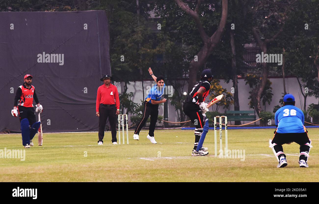 Die indische Tannish-Ikone Leander Paes und der ehemalige Spieler der indischen Cricket-Nationalmannschaft Yusuf Pathan bei einem freundlichen Cricket-Spiel in Kalkutta am 20,2022. Februar. (Foto von Debajyoti Chakraborty/NurPhoto) Stockfoto