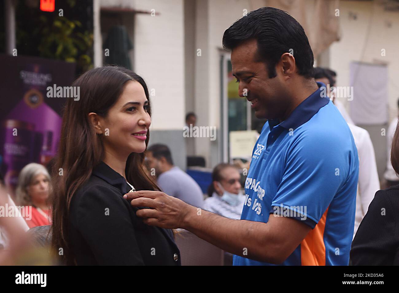 Die indische Tannish-Ikone Leander Paes und der bollywood-Schauspieler Kim Sharma starten am 20,2022. Februar ein freundliches Cricket-Spiel in Kalkutta. (Foto von Debajyoti Chakraborty/NurPhoto) Stockfoto