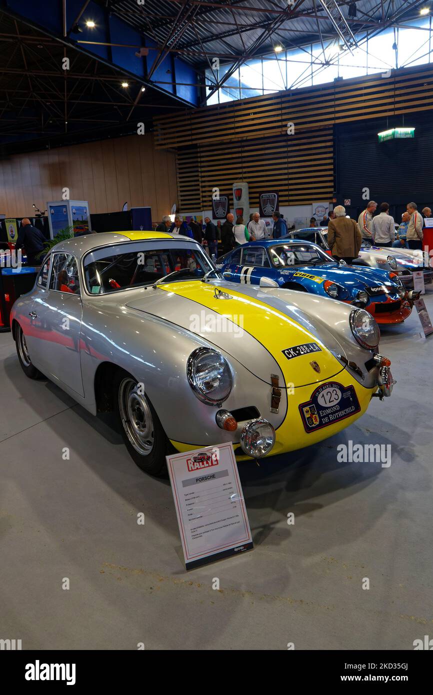 LYON, FRANKREICH, 4. November 2022 : Porsche 956, auf dem Automobilsalon Epoq'Auto. Die Ausstellung findet jedes Jahr im Eurexpo mit mehr als 70000 Besuchern statt. Stockfoto