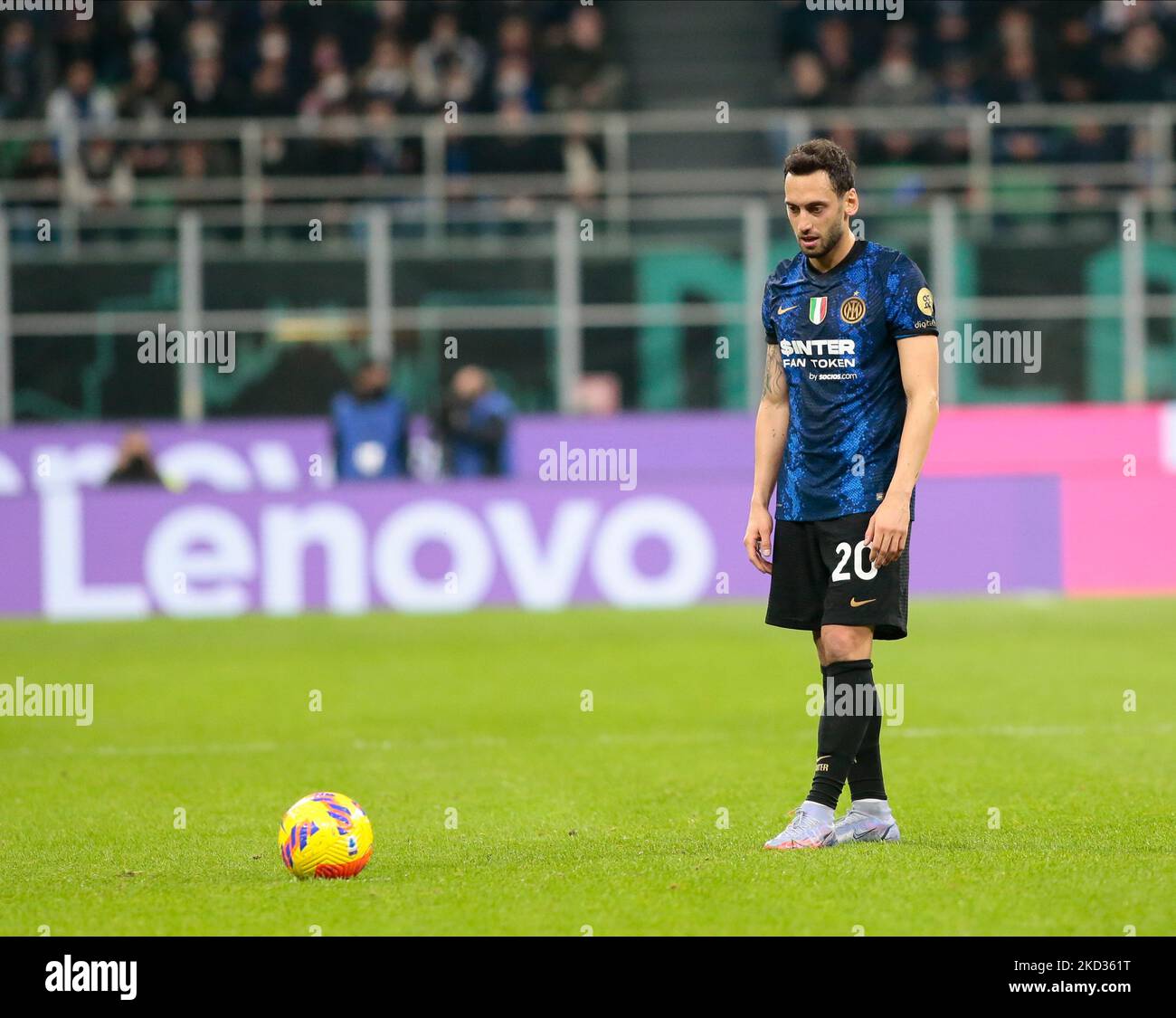 Hakan Calhanoglu von Inter während der italienischen Serie A Fußballspiel zwischen FC Inter und Sassuolo Calcio am 20. Februar 2022 in San Siro - Giuseppe Meazza Stadion in Mailand , Italien (Foto von Nderim Kaceli/LiveMedia/NurPhoto) Stockfoto