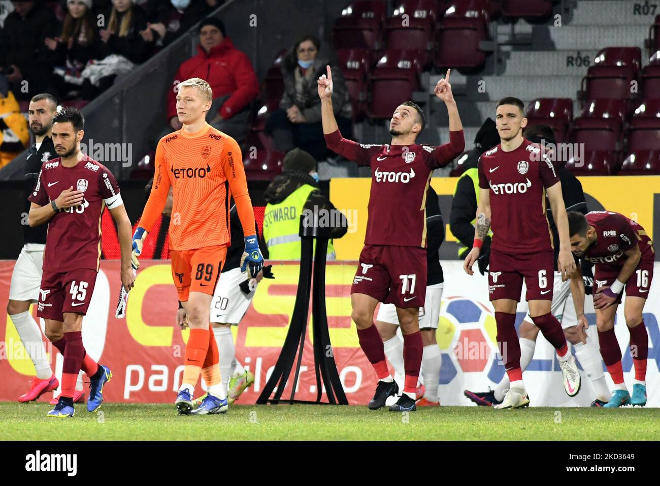 Spieler des CFR Cluj treten für das Spiel CFR Cluj gegen FC Rapid, Rumänische Liga 1, Dr. Constantin Radulescu Stadium, Cluj-Napoca, Rumänien, 20. Februar 2022 auf dem Platz ein (Foto: Flaviu Buboi/NurPhoto) Stockfoto