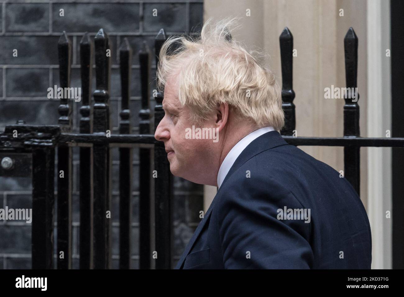 LONDON, VEREINIGTES KÖNIGREICH - 21. FEBRUAR 2022: Der britische Premierminister Boris Johnson verlässt die Downing Street 10, um das Unterhaus aufzuhalten, um die langfristige Strategie der Regierung für das Leben mit Covid bekannt zu geben, einschließlich eines Endes aller verbleibenden Restriktionen für England einen Monat zu Beginn des 21. Februar 2022 in London, England. Es wird erwartet, dass Boris Johnson die Aufhebung der gesetzlichen Verpflichtung zur Selbstisolierung nach positiven Tests für Covid-19 bis Ende dieser Woche bestätigen und einen Plan zur Zurückskalierung der universellen freien Tests skizzieren wird. (Foto von Wiktor Szymanowicz/NurPhoto) Stockfoto