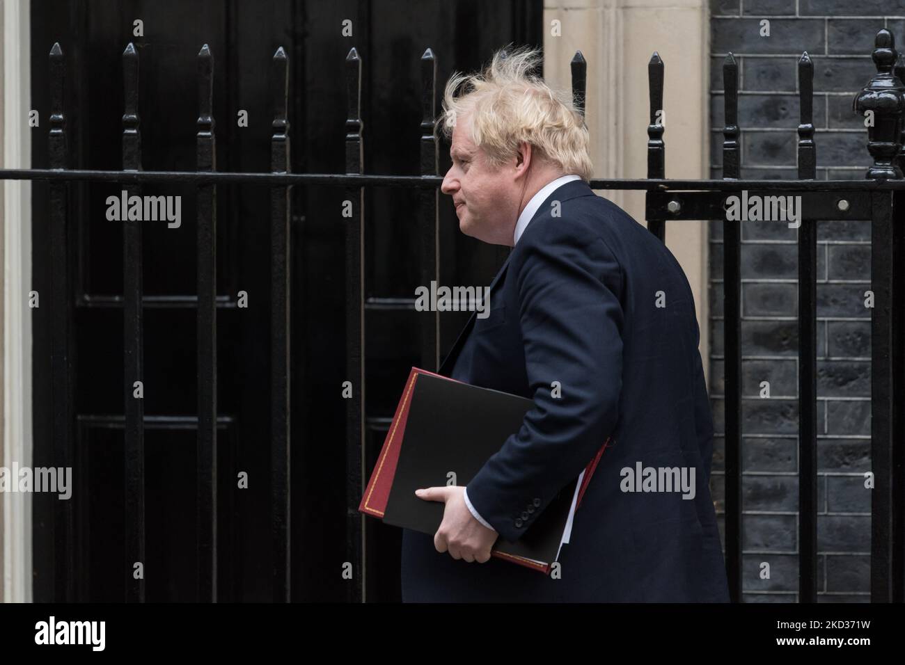 LONDON, VEREINIGTES KÖNIGREICH - 21. FEBRUAR 2022: Der britische Premierminister Boris Johnson verlässt die Downing Street 10, um das Unterhaus aufzuhalten, um die langfristige Strategie der Regierung für das Leben mit Covid bekannt zu geben, einschließlich eines Endes aller verbleibenden Restriktionen für England einen Monat zu Beginn des 21. Februar 2022 in London, England. Es wird erwartet, dass Boris Johnson die Aufhebung der gesetzlichen Verpflichtung zur Selbstisolierung nach positiven Tests für Covid-19 bis Ende dieser Woche bestätigen und einen Plan zur Zurückskalierung der universellen freien Tests skizzieren wird. (Foto von Wiktor Szymanowicz/NurPhoto) Stockfoto