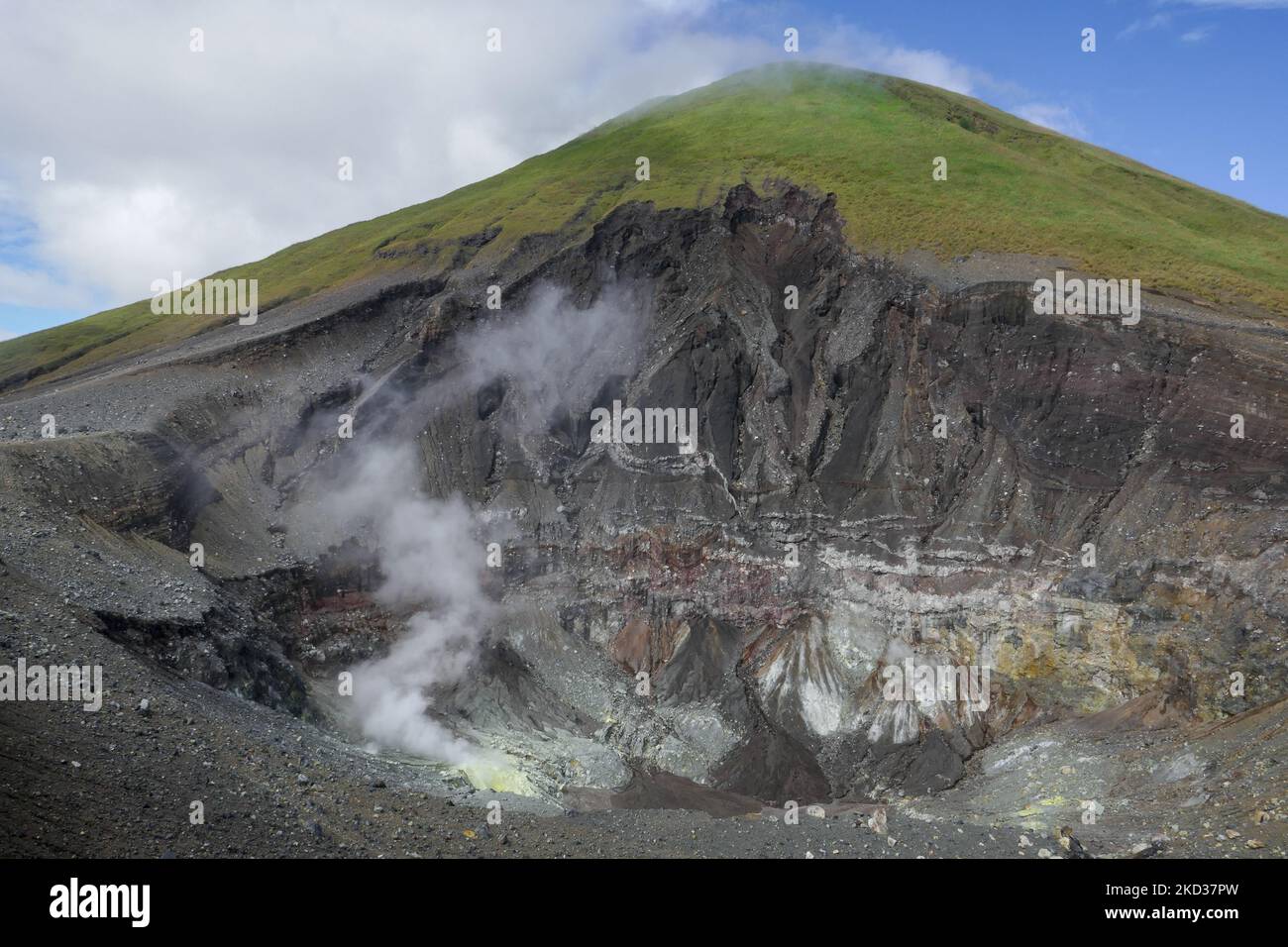 Landschaftsansicht des Vulkans Mount Lokon und rauchenden Krater, in der Nähe von Tomohon, Nord-Sulawesi, Indonesien Stockfoto