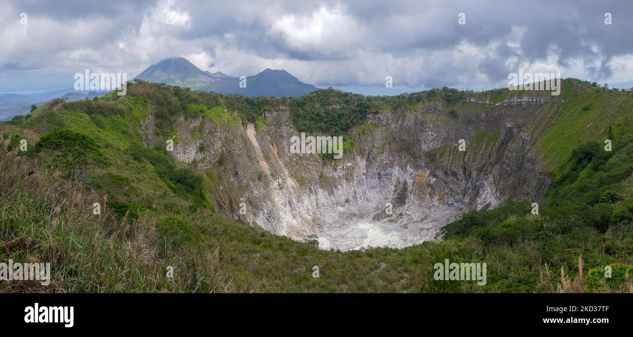 Panoramablick auf den Vulkankrater des Mount Mahawu, mit dem Mount Lokon im Hintergrund, in der Nähe von Tomohon, Nord-Sulawesi, Indonesien Stockfoto