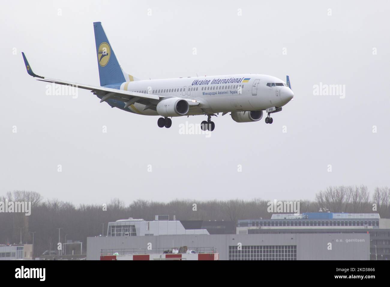 Ukraine International Airlines Boeing 737-800 Flugzeuge wie gesehen fliegen und landen bei einem starken Sturm mit Windböen von mehr als 120km/h, der 6. Tage mit Stürmen in den Niederlanden. Die Ankunft aus Kiew Flugzeug hat die Registrierung UR-PSE. Ukraine International Airlines UIA ist die Flaggonfluggesellschaft der Ukraine und trotz der Flugausfälle verschiedener Fluggesellschaften aufgrund der russischen ukrainischen Kriegsängste fliegt UIA regelmäßig. Die Luftfahrtindustrie und der Personenverkehr befinden sich in einer schwierigen Phase, da die Coronavirus-Pandemie Covid-19 negative Auswirkungen auf das Reisegeschäft hat Stockfoto