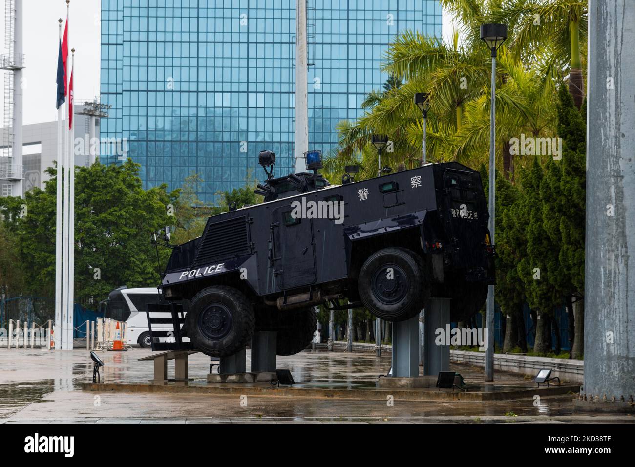 Auf dem Paradegelände der Hilfspolizei von Hongkong, in Kowloon Bay, in Hongkong, China, ist am 22. Februar ein auf einem Podest montierter Aufstandskontrollwagen zu sehen. 2022. (Foto von Marc Fernandes/NurPhoto) Stockfoto