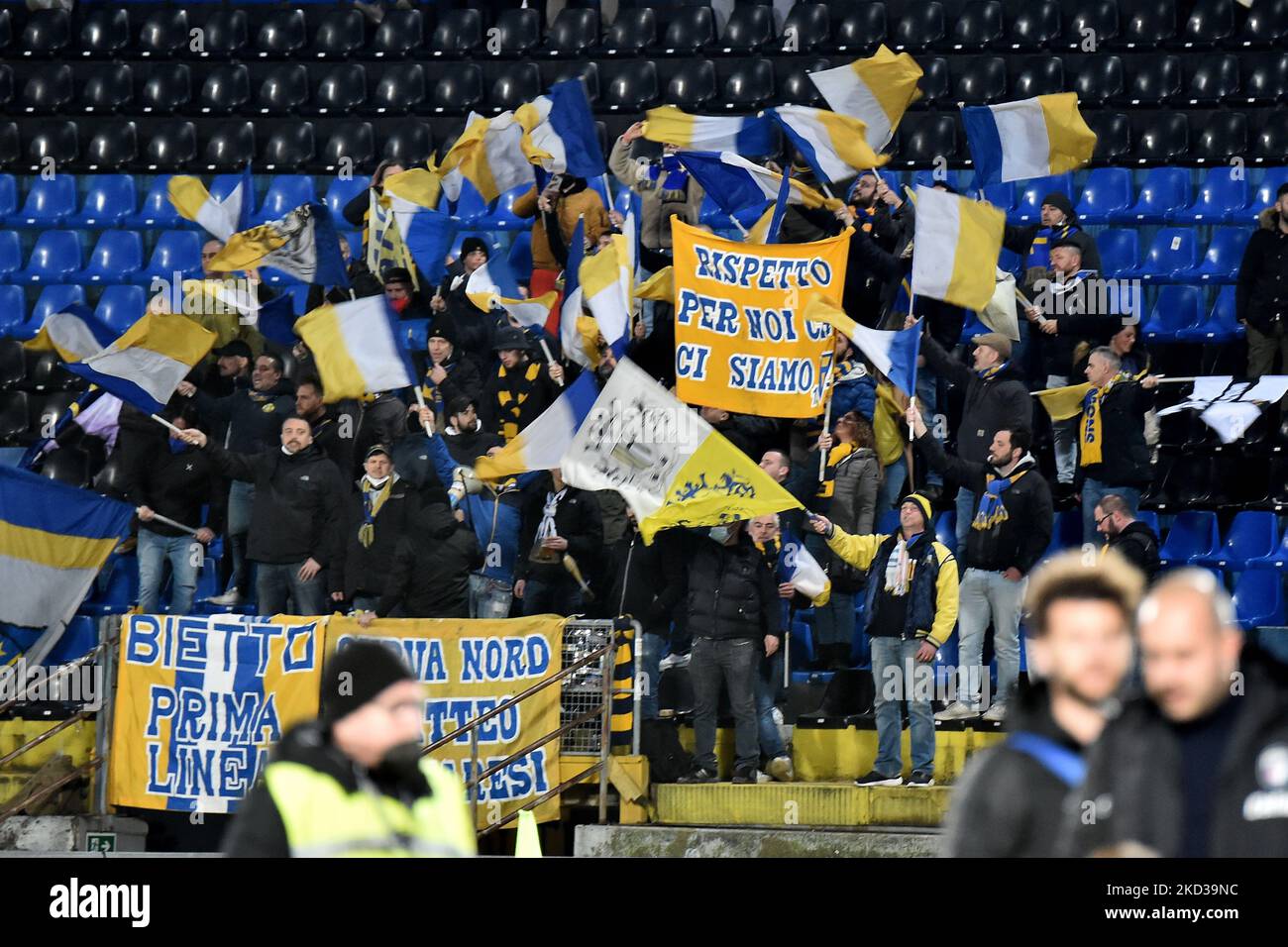 Fans von Parma beim Spiel der italienischen Fußball-Serie B AC Pisa gegen Parma Calcio am 22. Februar 2022 in der Arena Garibaldi in Pisa, Italien (Foto: Gabriele Masotti/LiveMedia/NurPhoto) Stockfoto