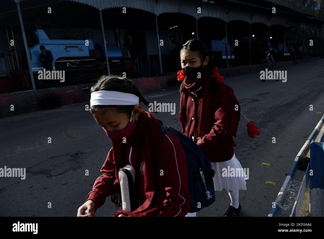 Schüler auf dem Weg zur Schule in Darjeeling, Westbengalen, Indien, 23. Februar, 2022. Darjeeling ist eine berühmte Touristenattraktion im Bundesstaat Westbengalen in Indien. Es ist auch bekannt als die Königin der Hügel. (Foto von Indranil Aditya/NurPhoto) Stockfoto