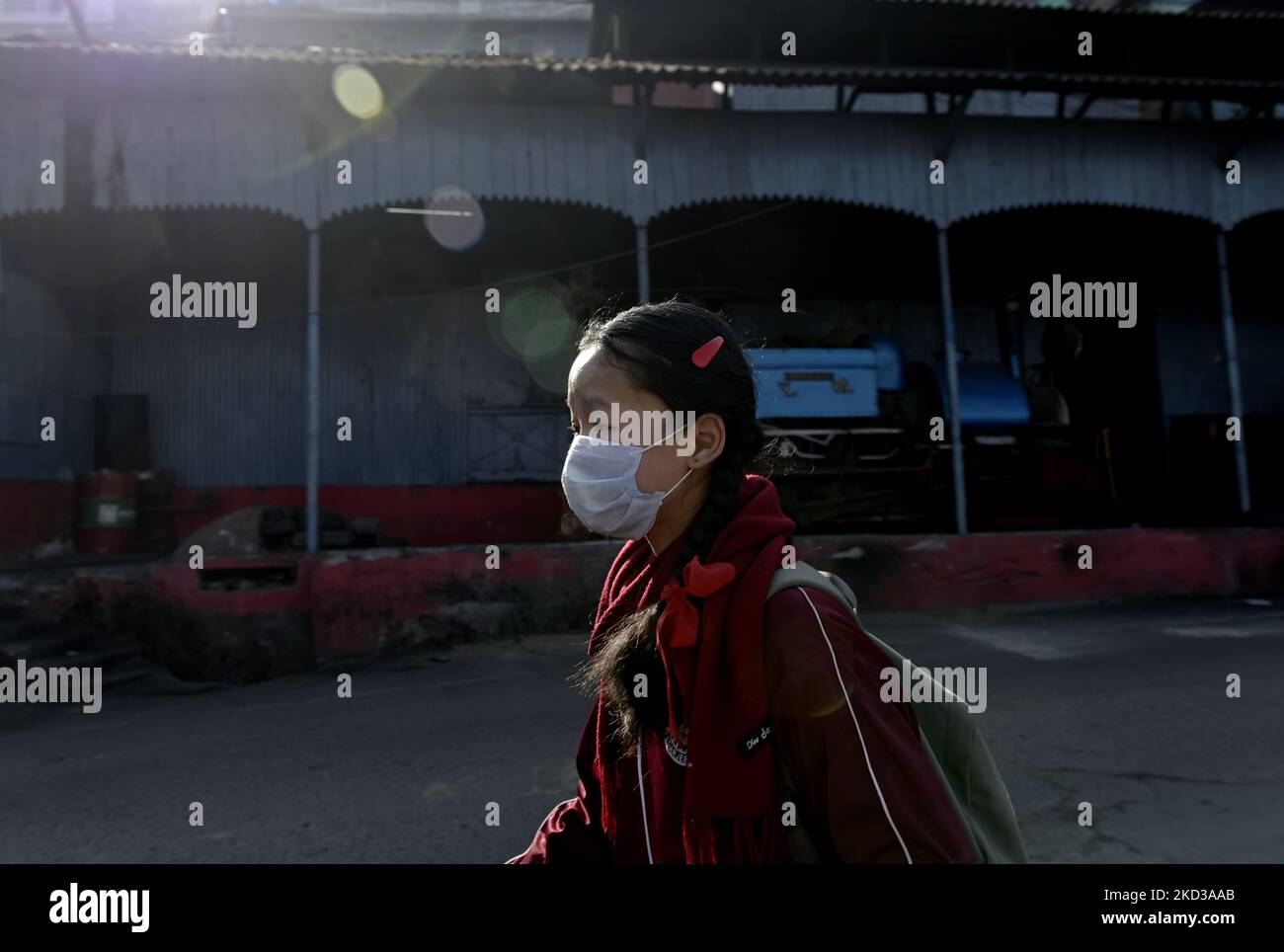 Ein Schulmädchen auf dem Weg zur Schule in Darjeeling, Westbengalen, Indien, 23. Februar, 2022. Darjeeling ist eine berühmte Touristenattraktion im Bundesstaat Westbengalen in Indien. Es ist auch bekannt als die Königin der Hügel. (Foto von Indranil Aditya/NurPhoto) Stockfoto