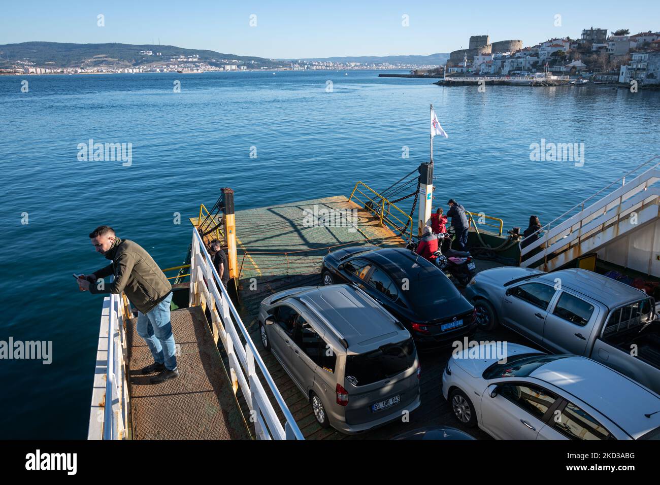 Am 19. Februar 2022 überquert eine Pkw-Fähre die Dardanelles-Straße Canakkale, Türkei. Mit einer neuen Brücke über die Dardanelles-Straße, die kurz vor der Fertigstellung und Einweihung steht, werden die historischen Ruinen der Region und viele Kriegsdenkmäler von Gallipoli neue Besucher, Tourismus- und Handelsrouten in die Region locken. (Foto von Diego Cupolo/NurPhoto) Stockfoto