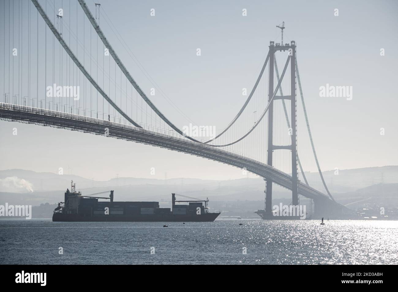 Am 19. Februar 2022 nähert sich die neue Brücke über die Dardanelles-Straße der Fertigstellung und am 18. März wird sie in Canakkale, Türkei, eingeweiht. Der Bau wird den Zugang zu den historischen Ruinen der Region und zu vielen Kriegsdenkmälern in Gallipoli und zu den gefallenen Soldaten ermöglichen und neue Besucher, Tourismus- und Handelswege in die Region locken. (Foto von Diego Cupolo/NurPhoto) Stockfoto