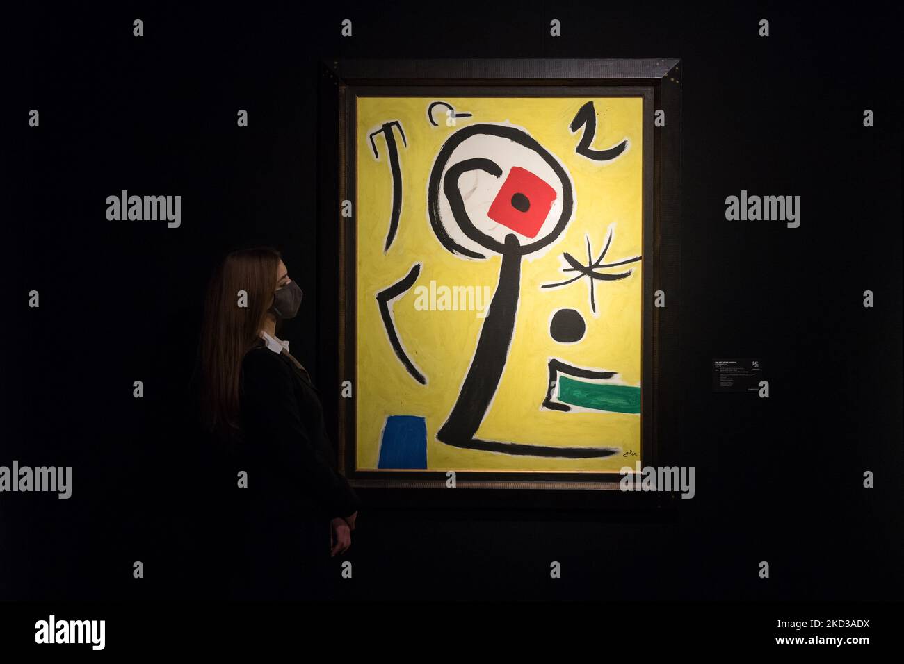 LONDON, GROSSBRITANNIEN - 23. FEBRUAR 2022: Ein Mitarbeiter schaut sich „personnage, oiseau, étoile dans un paysage“ von Joan Miró (1893-1983) an, Schätzung: £1.500.000 - 2.500.000 während eines Fotoanrufs, um die Höhepunkte des 20./21.. Jahrhunderts zu präsentieren: Der Londoner Abendverkauf und die Kunst des surrealen Abendverkaufs, der am 1.. März im Auktionshaus von Christie am 23. Februar 2022 in London, England, stattfindet. (Foto von Wiktor Szymanowicz/NurPhoto) Stockfoto