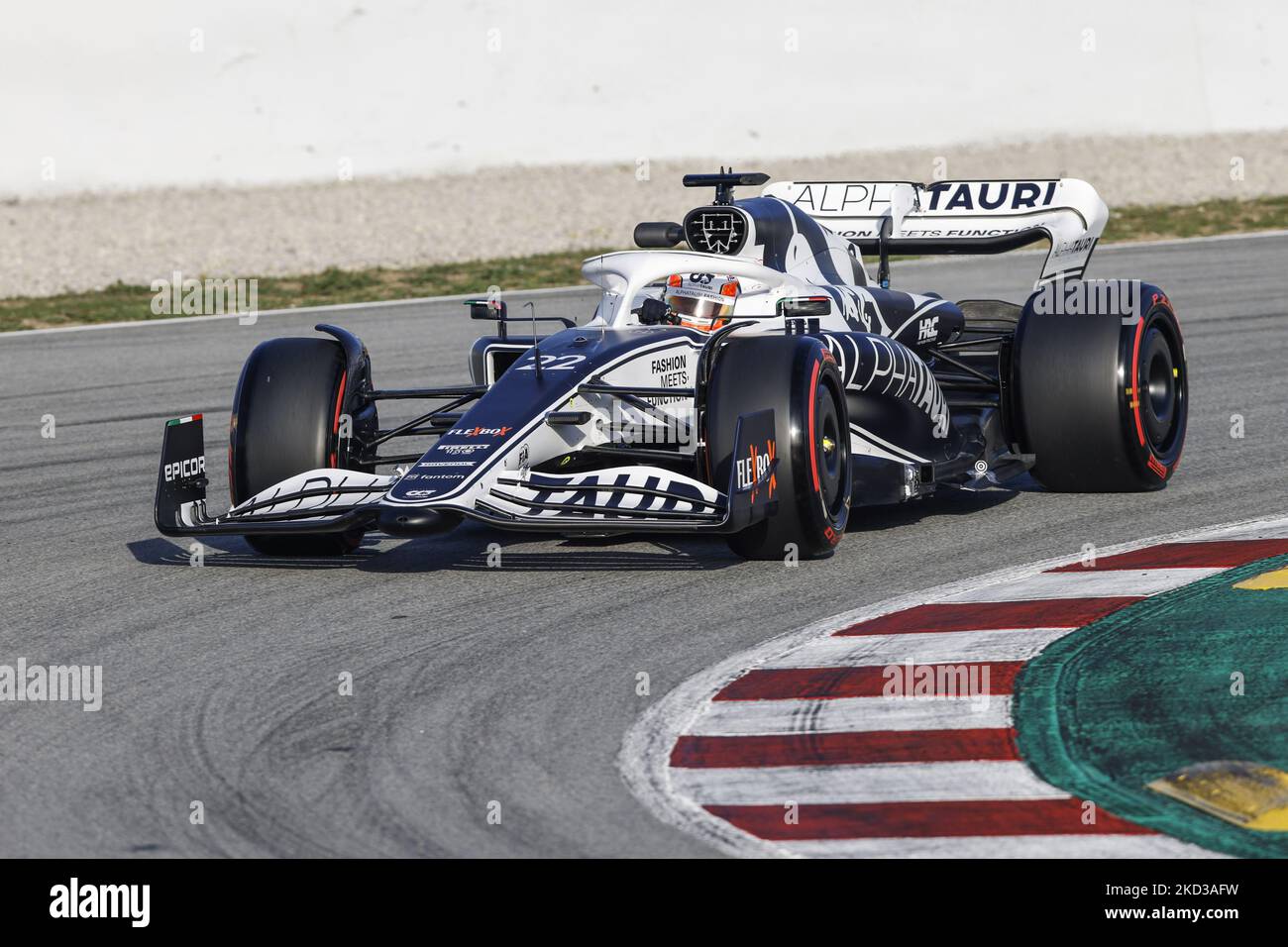 22 Yuki Tsunoda, Scuderia AlphaTauri, AT03, Aktion während der Formel-1-Wintertests auf dem Circuit de Barcelona - Catalunya am 23. Februar 2022 in Barcelona, Spanien. (Foto von Xavier Bonilla/NurPhoto) Stockfoto