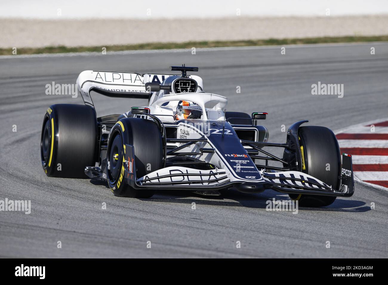 22 Yuki Tsunoda, Scuderia AlphaTauri, AT03, Aktion während der Formel-1-Wintertests auf dem Circuit de Barcelona - Catalunya am 23. Februar 2022 in Barcelona, Spanien. (Foto von Xavier Bonilla/NurPhoto) Stockfoto