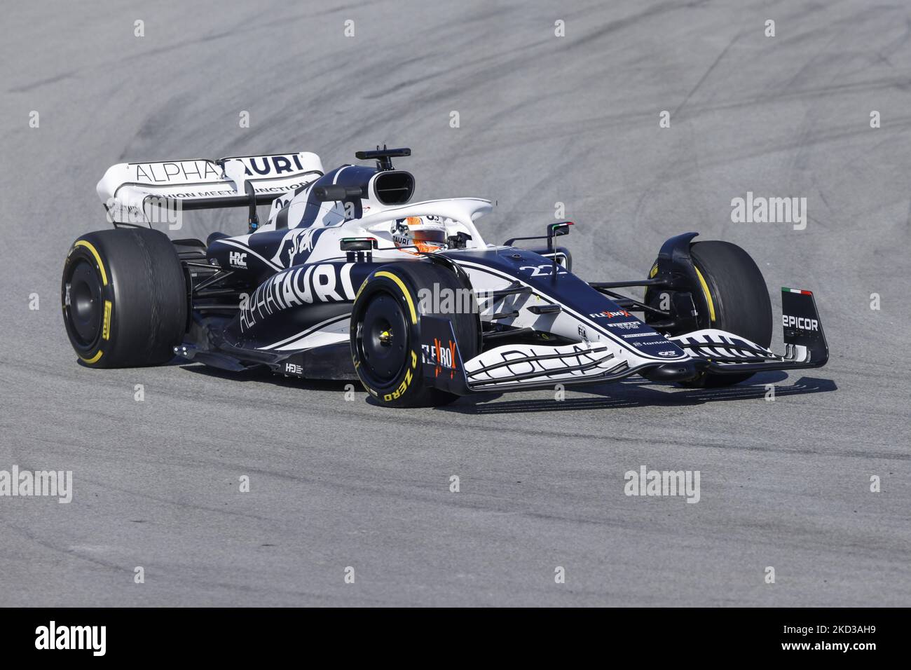 22 Yuki Tsunoda, Scuderia AlphaTauri, AT03, Aktion während der Formel-1-Wintertests auf dem Circuit de Barcelona - Catalunya am 23. Februar 2022 in Barcelona, Spanien. (Foto von Xavier Bonilla/NurPhoto) Stockfoto