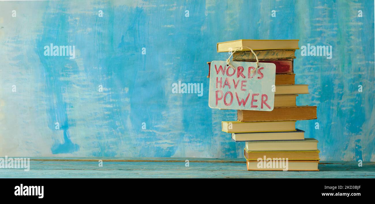 Stapel von Hardback-Bücher mit Wörtern haben Energie Zeichen auf blauem background.Learning, Bildung, Lesen, zurück zur Schule Konzept. Freier Speicherplatz für Kopien Stockfoto