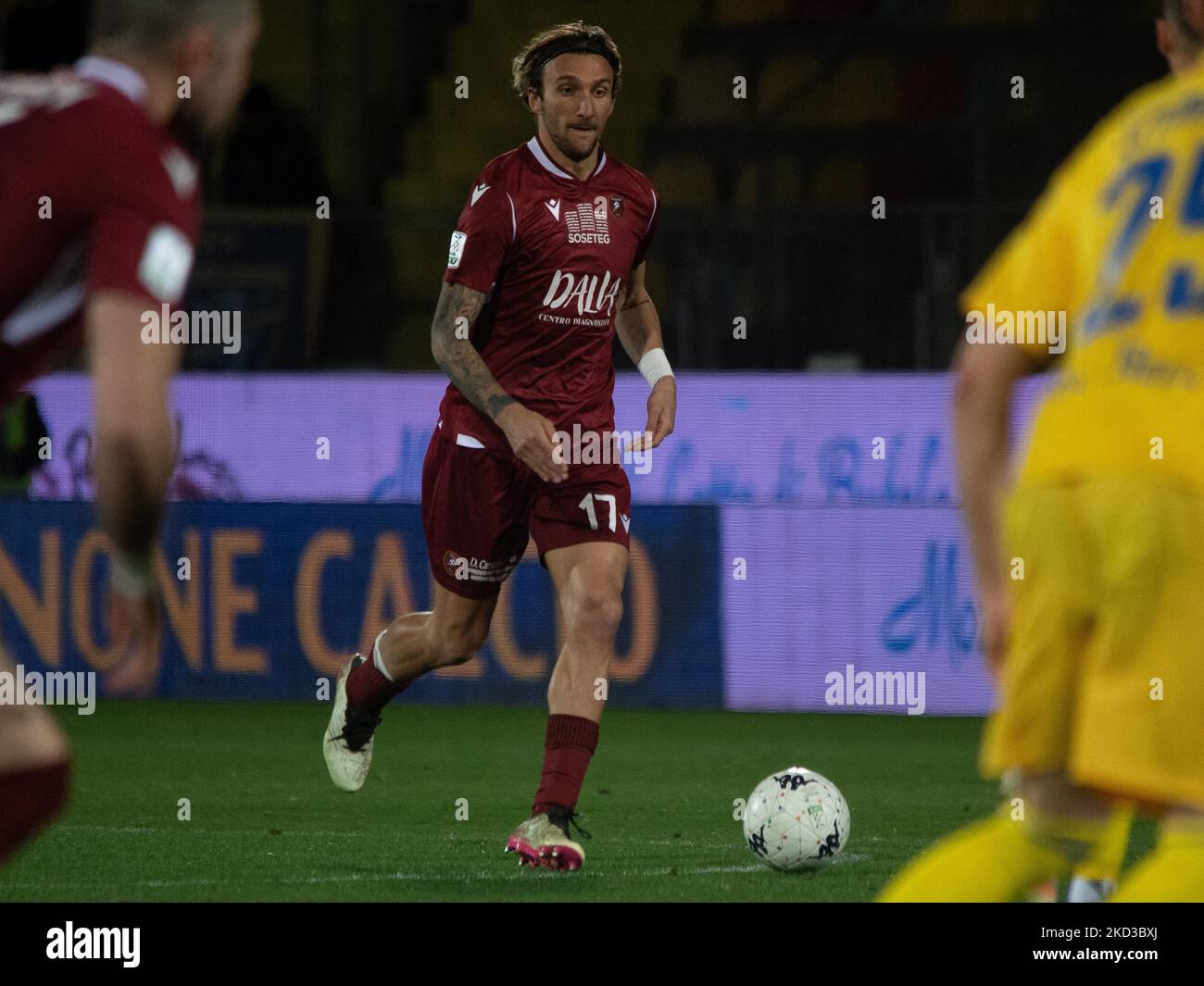 Di Chiara Gianluca Reggina trägt den Ball beim italienischen Fußballspiel der Serie B Frosinone gegen Reggina am 23. Februar 2022 im Benito Stirpe Stadion in Frosinone, Italien (Foto: Valentina Giannettoni/LiveMedia/NurPhoto) Stockfoto