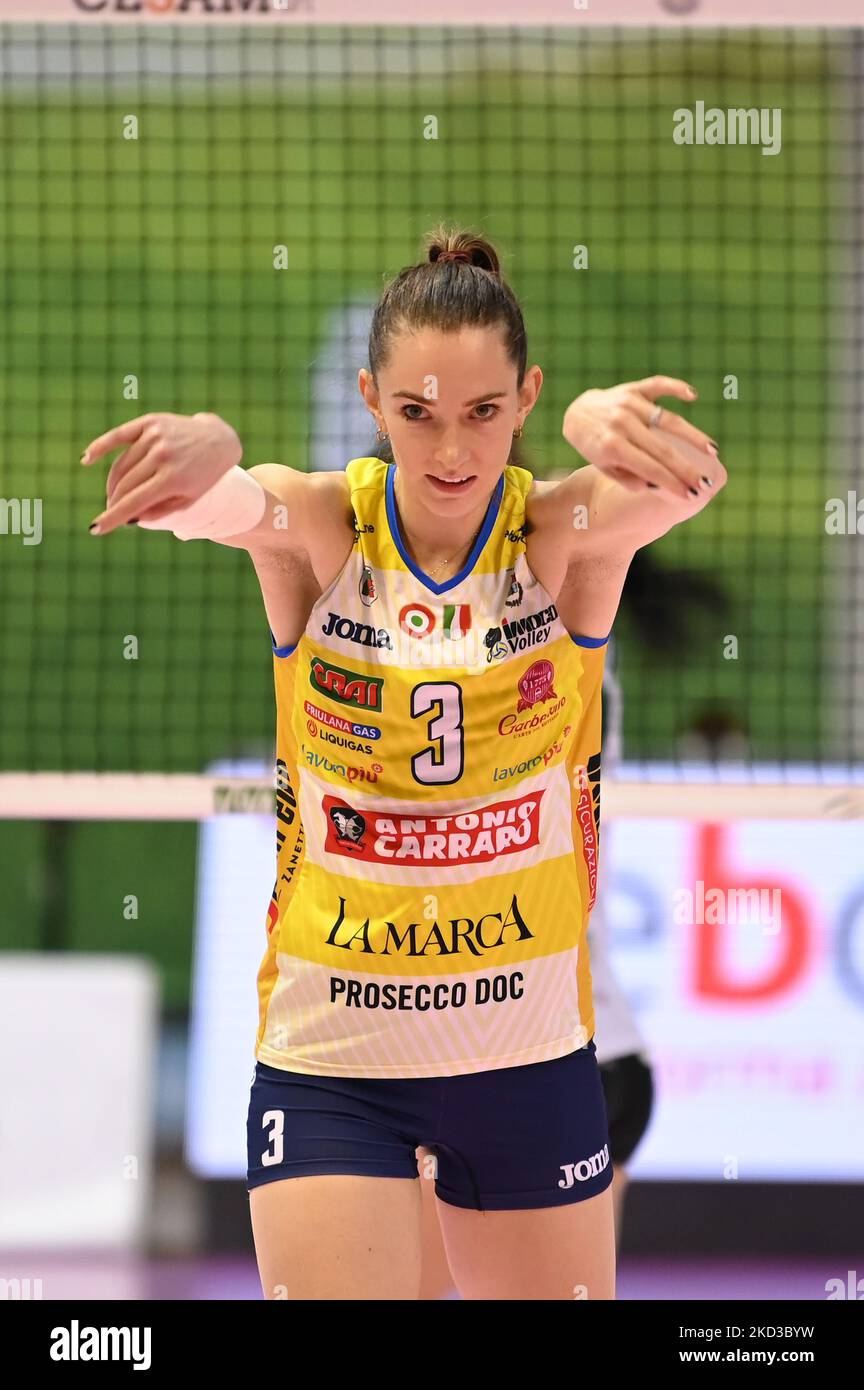 Megan Courtney #3 (Prosecco Doc Imoco Volley Conegliano) beim Volleyball Italian Serie A1 Frauenspiel Megabox Ondulati Del Savio Vallefoglia gegen Prosecco Doc Imoco Conegliano am 23. Februar 2022 im Palazzetto dello Sport Alberto Carneroli in Pesaro, Italien (Foto: Roberto Bartomeoli/LiveMedia/NurPhoto) Stockfoto