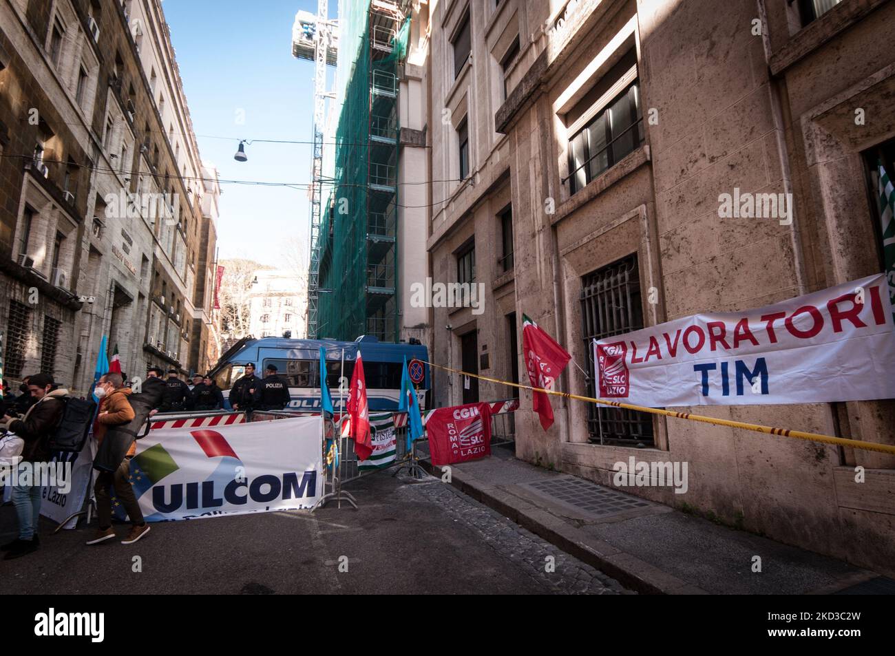 Tim-Arbeiter werden am 23. Februar 2022 vor dem Ministerium für wirtschaftliche Entwicklung (Mise) in Rom, Italien, demonstrieren. Der Protest wurde von SLC Cgil, Fistel Cisl, Uilcom Uil und RSU Tim dazu aufgerufen, gegen eine mögliche Zerstückelung des Unternehmens zu demonstrieren, die nach Ansicht der Gewerkschaften in zwei oder mehr Unternehmen aufgeteilt werden könnte, um die rein finanzielle Seite des Unternehmens zu verbessern. (Foto von Andrea Ronchini/NurPhoto) Stockfoto