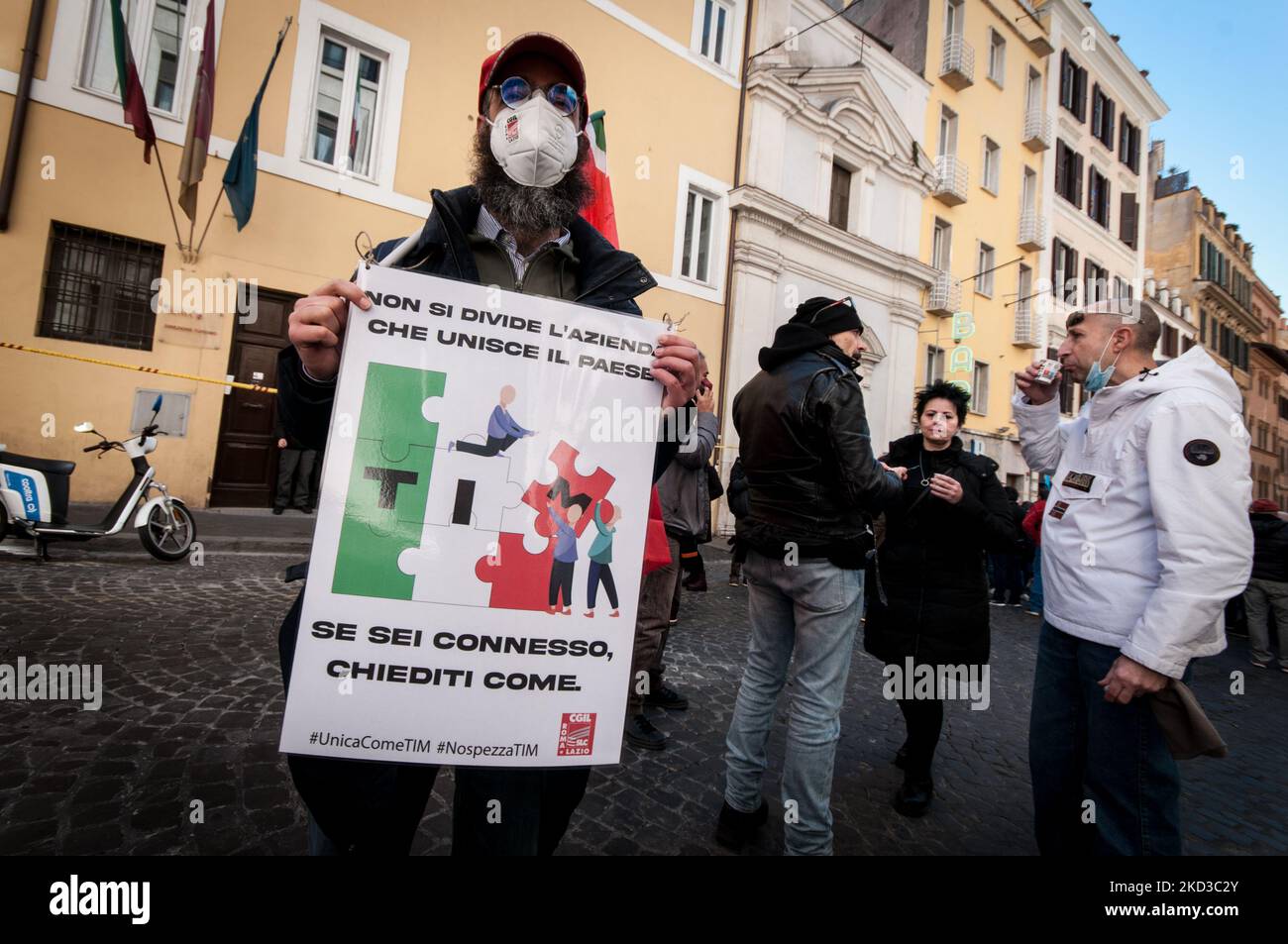 Tim-Arbeiter werden am 23. Februar 2022 vor dem Ministerium für wirtschaftliche Entwicklung (Mise) in Rom, Italien, demonstrieren. Der Protest wurde von SLC Cgil, Fistel Cisl, Uilcom Uil und RSU Tim dazu aufgerufen, gegen eine mögliche Zerstückelung des Unternehmens zu demonstrieren, die nach Ansicht der Gewerkschaften in zwei oder mehr Unternehmen aufgeteilt werden könnte, um die rein finanzielle Seite des Unternehmens zu verbessern. (Foto von Andrea Ronchini/NurPhoto) Stockfoto