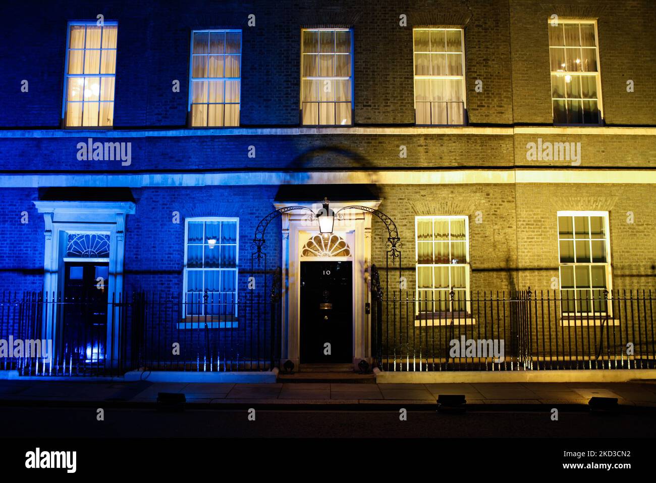 Die Farben der ukrainischen Flagge beleuchten die Fassade der Downing Street 10 in London, England, am 24. Februar 2022. Der britische Premierminister Boris Johnson kündigte heute Abend an, dass große russische Banken aus dem britischen Finanzsystem ausgeschlossen werden und Oligarchen mit neuen Sanktionen, die als Reaktion auf die russische Invasion in der Ukraine enthüllt wurden, ins Visier genommen werden. Auch die nationale russische Fluggesellschaft Aeroflot wird von der Landung im Vereinigten Königreich ausgeschlossen. (Foto von David Cliff/NurPhoto) Stockfoto