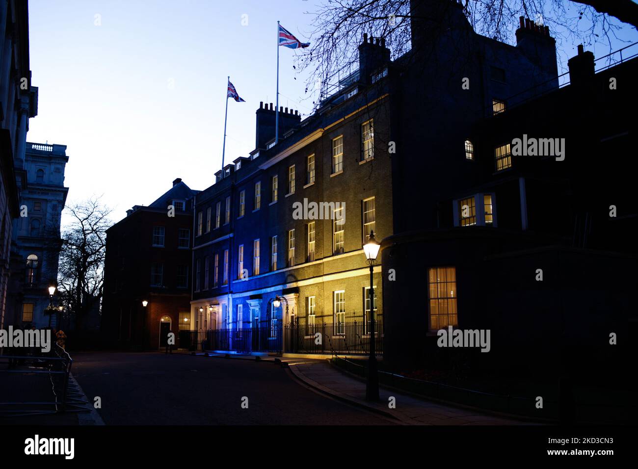 Die Farben der ukrainischen Flagge beleuchten die Fassade der Downing Street 10 in London, England, am 24. Februar 2022. Der britische Premierminister Boris Johnson kündigte heute Abend an, dass große russische Banken aus dem britischen Finanzsystem ausgeschlossen werden und Oligarchen mit neuen Sanktionen, die als Reaktion auf die russische Invasion in der Ukraine enthüllt wurden, ins Visier genommen werden. Auch die nationale russische Fluggesellschaft Aeroflot wird von der Landung im Vereinigten Königreich ausgeschlossen. (Foto von David Cliff/NurPhoto) Stockfoto