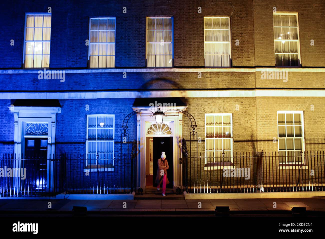 Die Farben der ukrainischen Flagge beleuchten die Fassade der Downing Street 10 in London, England, am 24. Februar 2022. Der britische Premierminister Boris Johnson kündigte heute Abend an, dass große russische Banken aus dem britischen Finanzsystem ausgeschlossen werden und Oligarchen mit neuen Sanktionen, die als Reaktion auf die russische Invasion in der Ukraine enthüllt wurden, ins Visier genommen werden. Auch die nationale russische Fluggesellschaft Aeroflot wird von der Landung im Vereinigten Königreich ausgeschlossen. (Foto von David Cliff/NurPhoto) Stockfoto