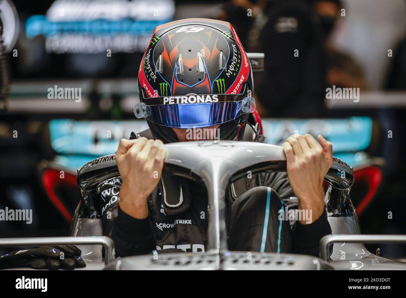 George Russell, Mercedes AMG Petronas Formel-1-Team, Portrait während der Formel 1 Wintertests auf dem Circuit de Barcelona - Catalunya am 24. Februar 2022 in Barcelona, Spanien. (Foto von Xavier Bonilla/NurPhoto) Stockfoto