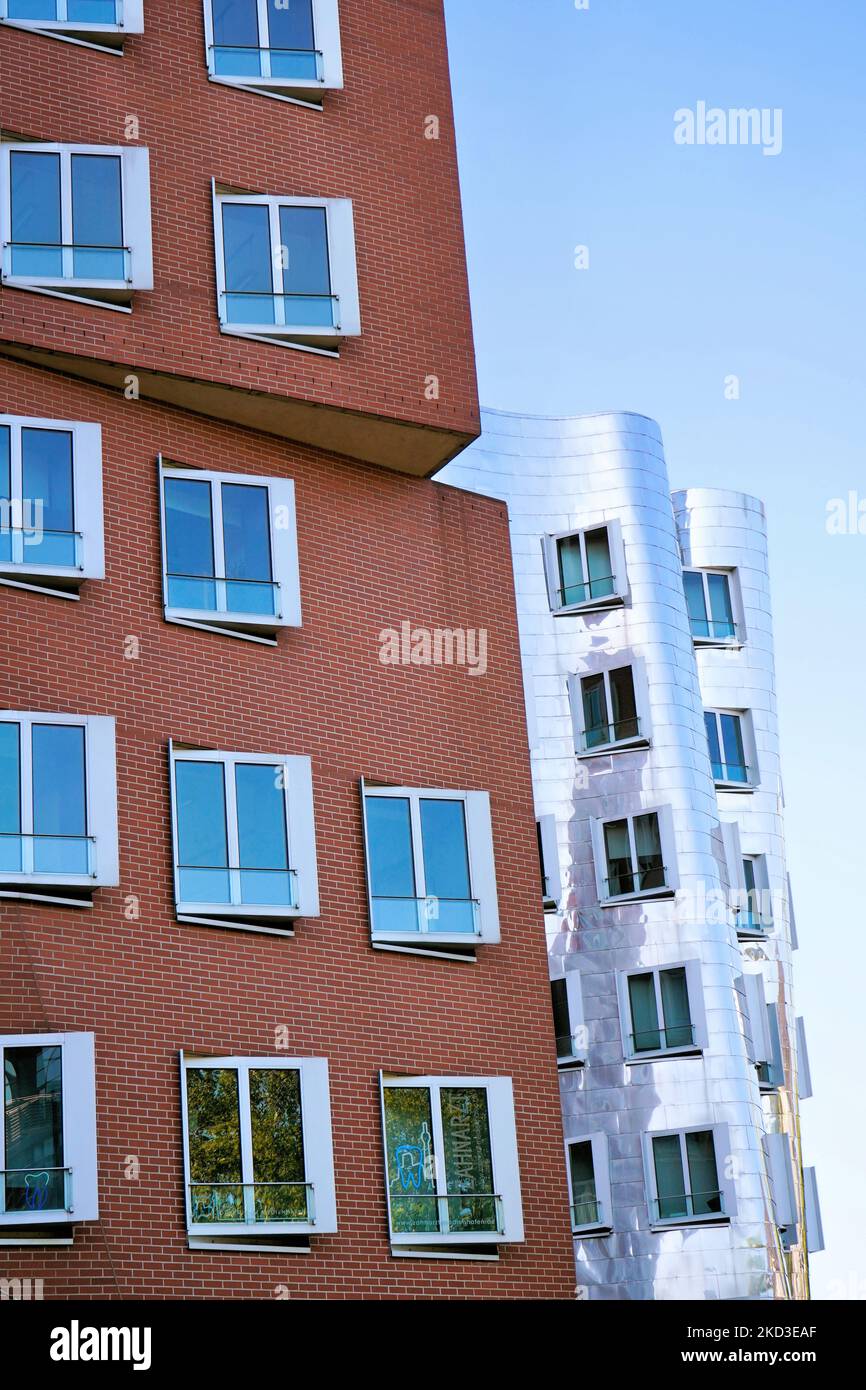 Moderne Gebäude des amerikanischen Stararchitekten Frank O. Gehry im Neuen Zollhof im Düsseldorfer Medienhafen. Stockfoto