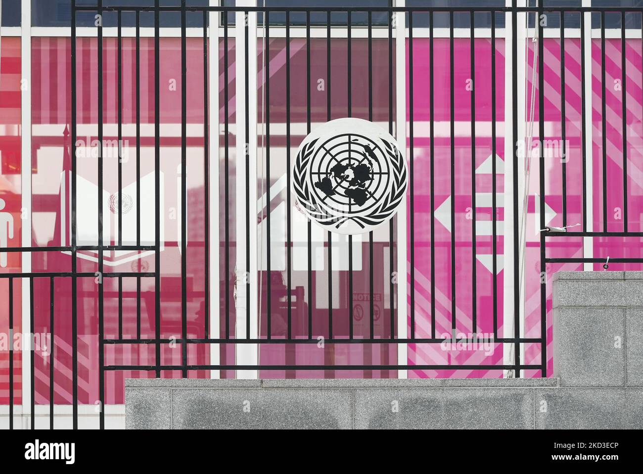 Atmosphäre in New York City, USA während der Ukraine-Russland-Krise am 24. Februar 2022. Der US-Präsident Joe Biden hat neue Sanktionen gegen Russland angekündigt und gelöbt, dem Land für seine Invasion in der Ukraine „schwere Kosten“ aufzuerlegen. (Foto von John Nacion/NurPhoto) Stockfoto