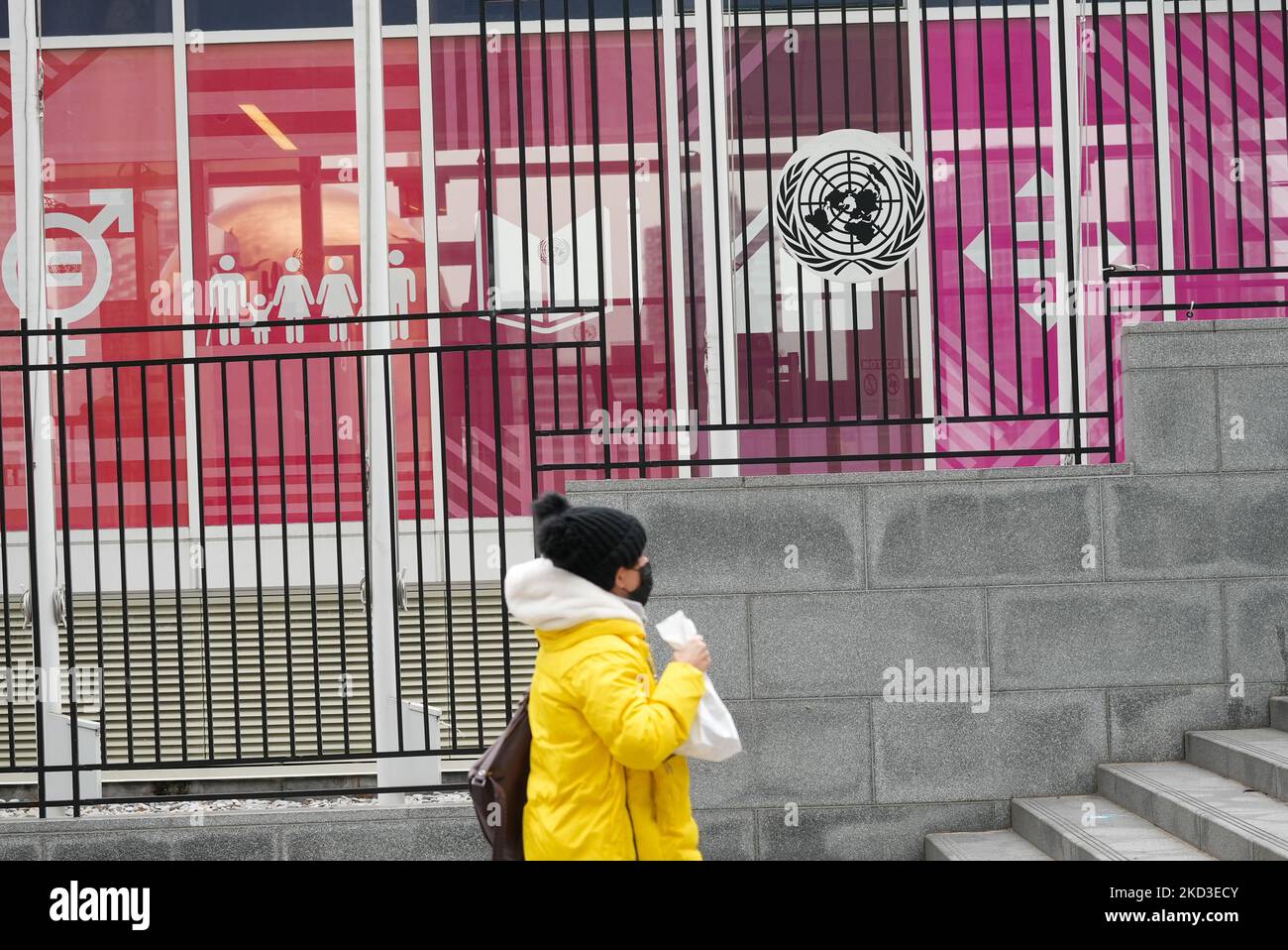 Atmosphäre in New York City, USA während der Ukraine-Russland-Krise am 24. Februar 2022. Der US-Präsident Joe Biden hat neue Sanktionen gegen Russland angekündigt und gelöbt, dem Land für seine Invasion in der Ukraine „schwere Kosten“ aufzuerlegen. (Foto von John Nacion/NurPhoto) Stockfoto
