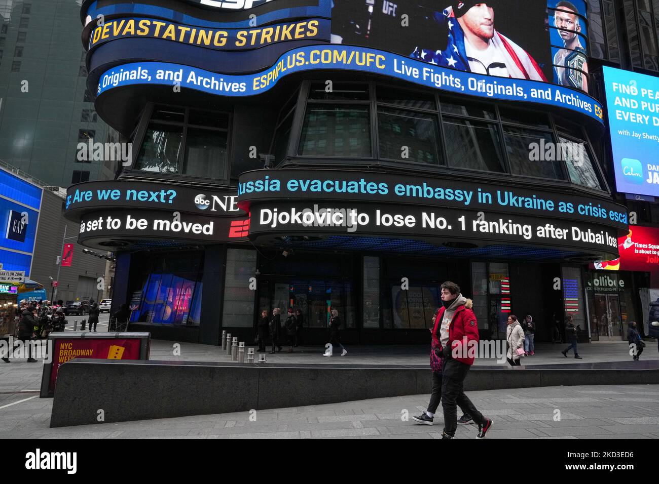 Atmosphäre in New York City, USA während der Ukraine-Russland-Krise am 24. Februar 2022. Der US-Präsident Joe Biden hat neue Sanktionen gegen Russland angekündigt und gelöbt, dem Land für seine Invasion in der Ukraine „schwere Kosten“ aufzuerlegen. (Foto von John Nacion/NurPhoto) Stockfoto