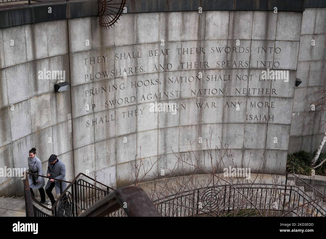 Atmosphäre in New York City, USA während der Ukraine-Russland-Krise am 24. Februar 2022. Der US-Präsident Joe Biden hat neue Sanktionen gegen Russland angekündigt und gelöbt, dem Land für seine Invasion in der Ukraine „schwere Kosten“ aufzuerlegen. (Foto von John Nacion/NurPhoto) Stockfoto