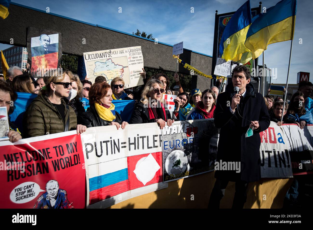 Ukrainer protestieren vor der russischen Botschaft in Rom, Italien, am 24. Februar 2022. Russische Truppen starteten am 24. Februar nach wochenlanger intensiver Diplomatie und der Verhängung westlicher Sanktionen gegen Russland zur Verhinderung eines bewaffneten Konflikts in der Ukraine eine große Militäroperation gegen die Ukraine (Foto: Andrea Ronchini/NurPhoto) Stockfoto