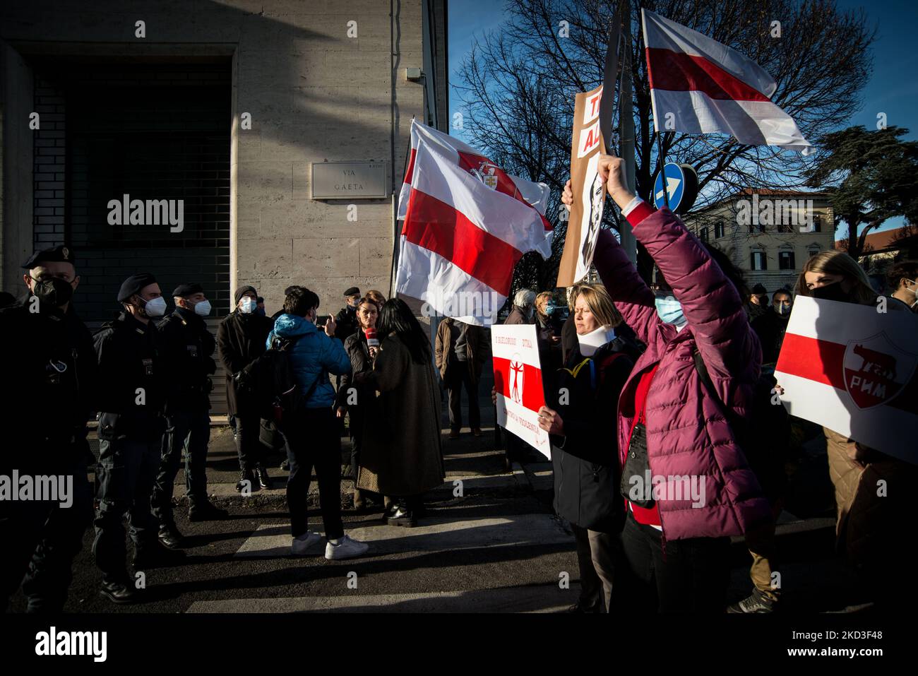 Protest vor der russischen Botschaft in Rom, Italien, 24. Februar 2022. Russische Truppen starteten am 24. Februar nach wochenlanger intensiver Diplomatie und der Verhängung westlicher Sanktionen gegen Russland zur Verhinderung eines bewaffneten Konflikts in der Ukraine eine große Militäroperation gegen die Ukraine (Foto: Andrea Ronchini/NurPhoto) Stockfoto