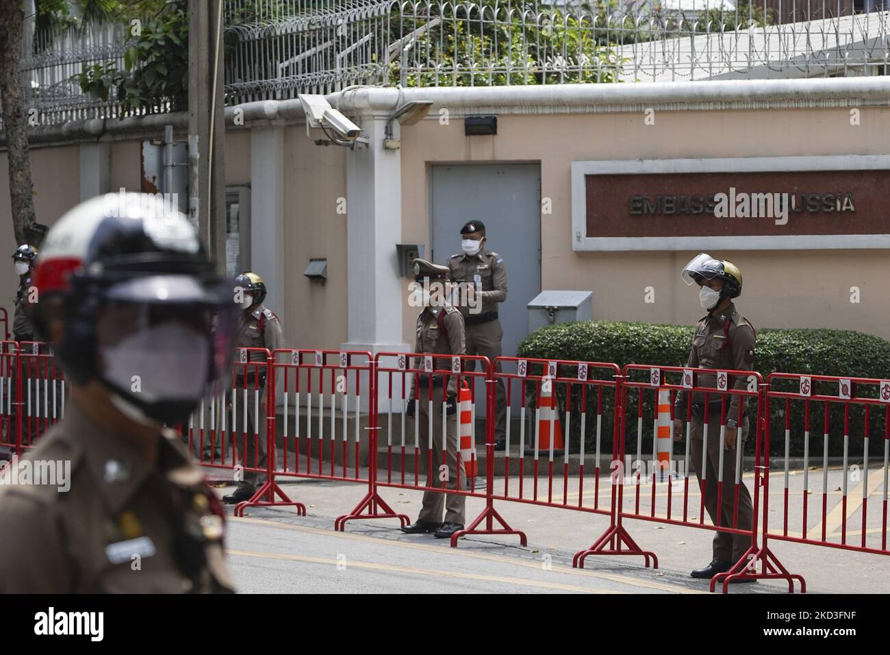 Thailändische Polizisten stehen vor der russischen Botschaft in Bangkok, Thailand, am 25. Februar 2022, als Menschen gegen die russische Invasion in der Ukraine protestieren. (Foto von Anusak Laowias/NurPhoto) Stockfoto