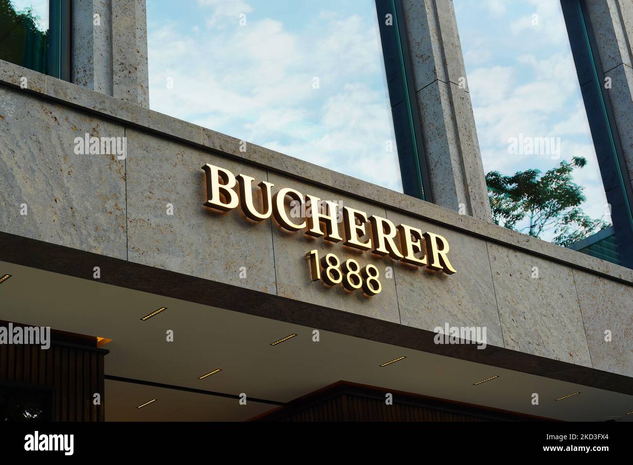 Außenansicht des traditionsreichen Schweizer Juwelierhauses „Bucherer“ (gegründet 1888) in der Königsallee in Düsseldorf. Stockfoto