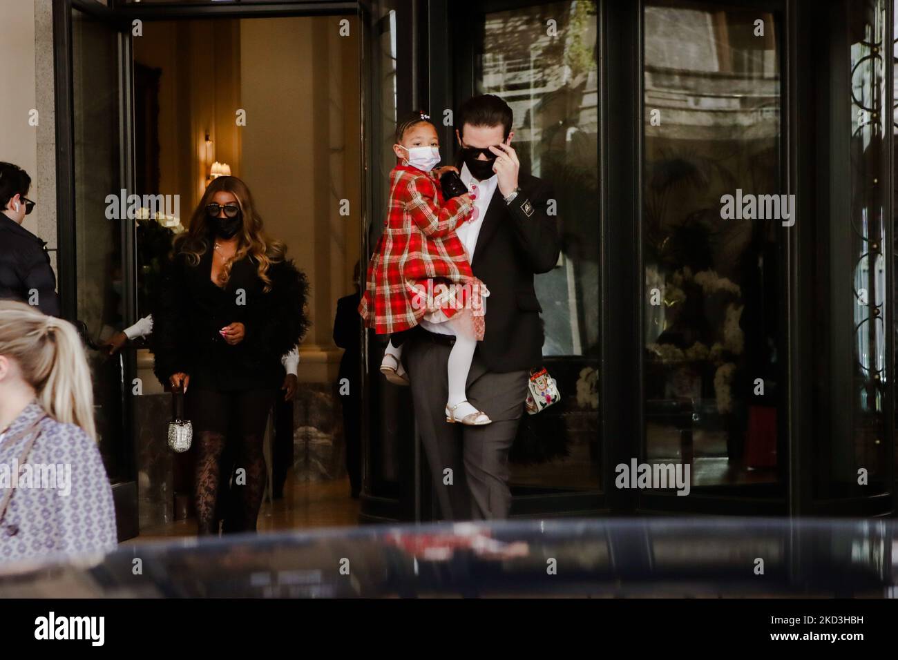 Der Ehemann von Serena Williams, Alexis Ohanian, und ihre Tochter werden am 25. Februar 2022 während der Mailänder Fashion Week Herbst/Winter 2022/2023 in Mailand, Italien, vor dem Palazzo Parigi gesehen. (Foto von Mairo Cinquetti/NurPhoto) Stockfoto