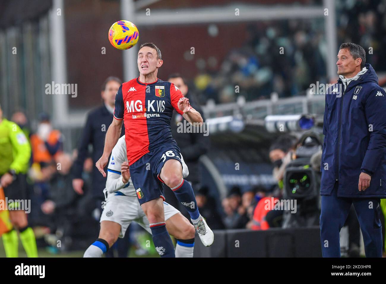 Silvan Hefti (Genua) während des spiels der italienischen Fußballserie A Genua CFC gegen Inter - FC Internazionale am 25. Februar 2022 im Luigi Ferraris Stadion in Genua, Italien (Foto: Danilo Vigo/LiveMedia/NurPhoto) Stockfoto