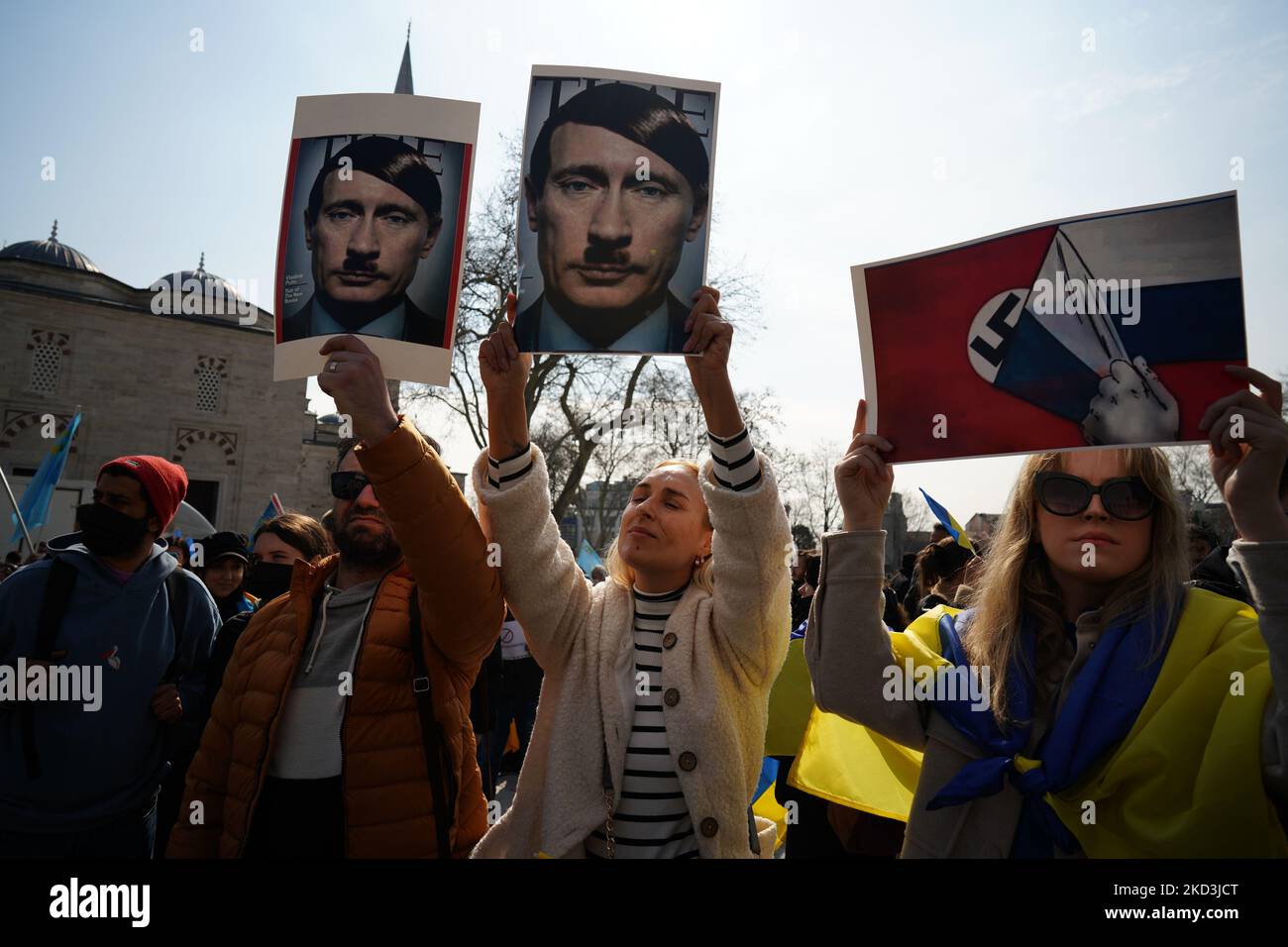 Ukrainische Bürger, die in der Türkei leben, organisierten am 26. Februar 2022 eine Demonstration in Istanbul, um gegen die russische Invasion in der Ukraine zu protestieren. In den vergangenen Tagen gab es in verschiedenen Städten des Landes Proteste. Demonstranten tragen Fotos des russischen Präsidenten Wladimir Putin. (Foto von Erhan Demirtas/NurPhoto) Stockfoto