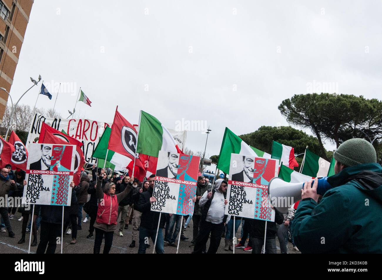 CasaPound Italia zeigt sich gegen die Erhöhung der Energiepreise und der Grundbedürfnisse, gegen die Rechte vor dem Ministerium für ökologische Transformation, in Rom, Italien, am 26. Februar 2022. (Foto von Andrea Ronchini/NurPhoto) Stockfoto